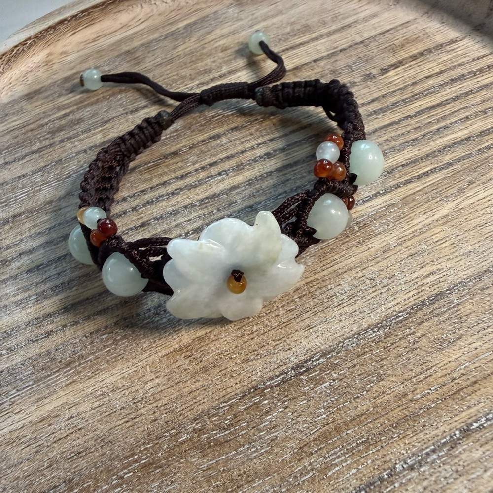 Elegant Floral Beaded Bracelet - Picture 2 of 5